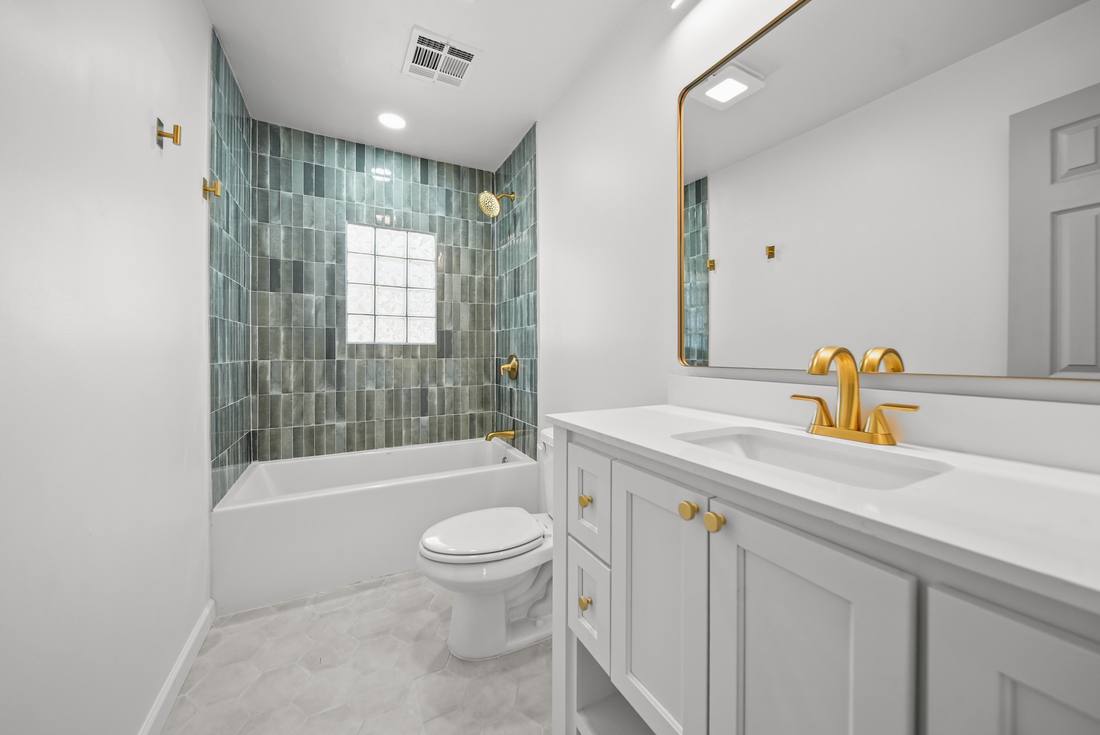 1034 W Boyd bath