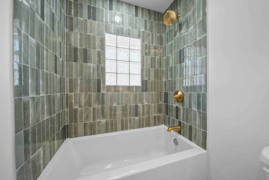 1034 W Boyd tub
