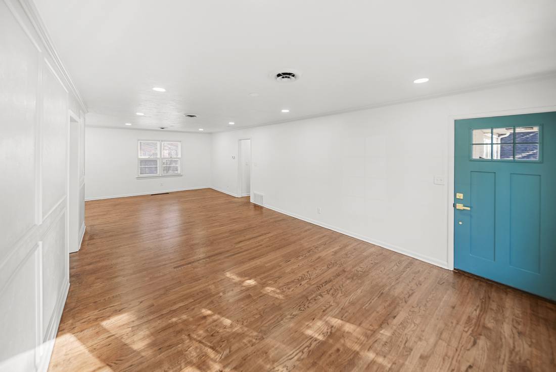 1123 W Brooks living