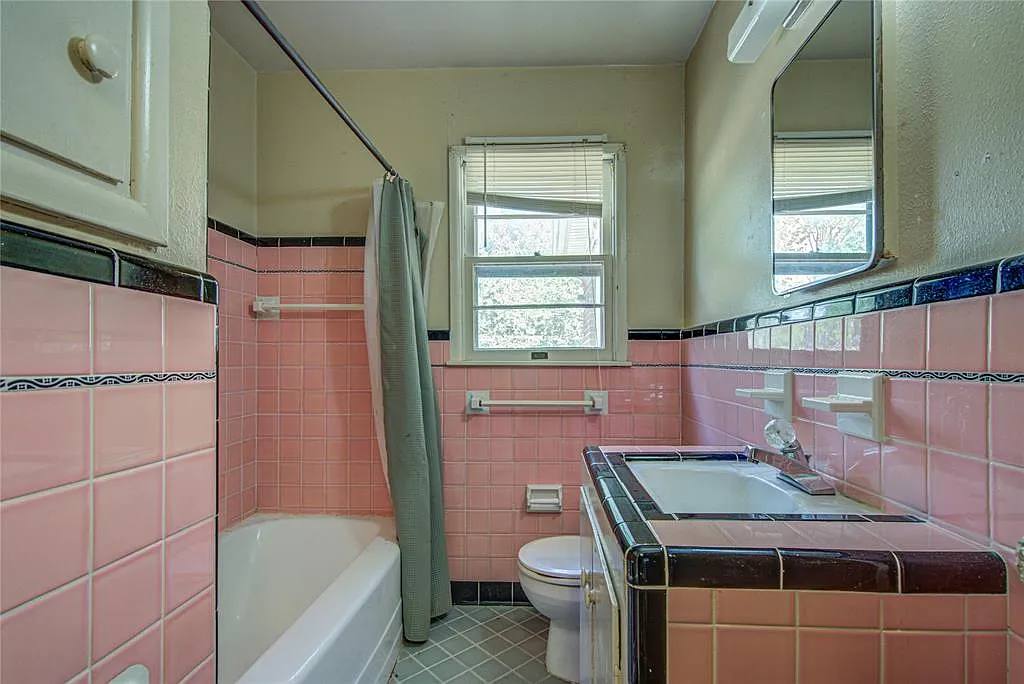 1123 W Brooks bath before renovation