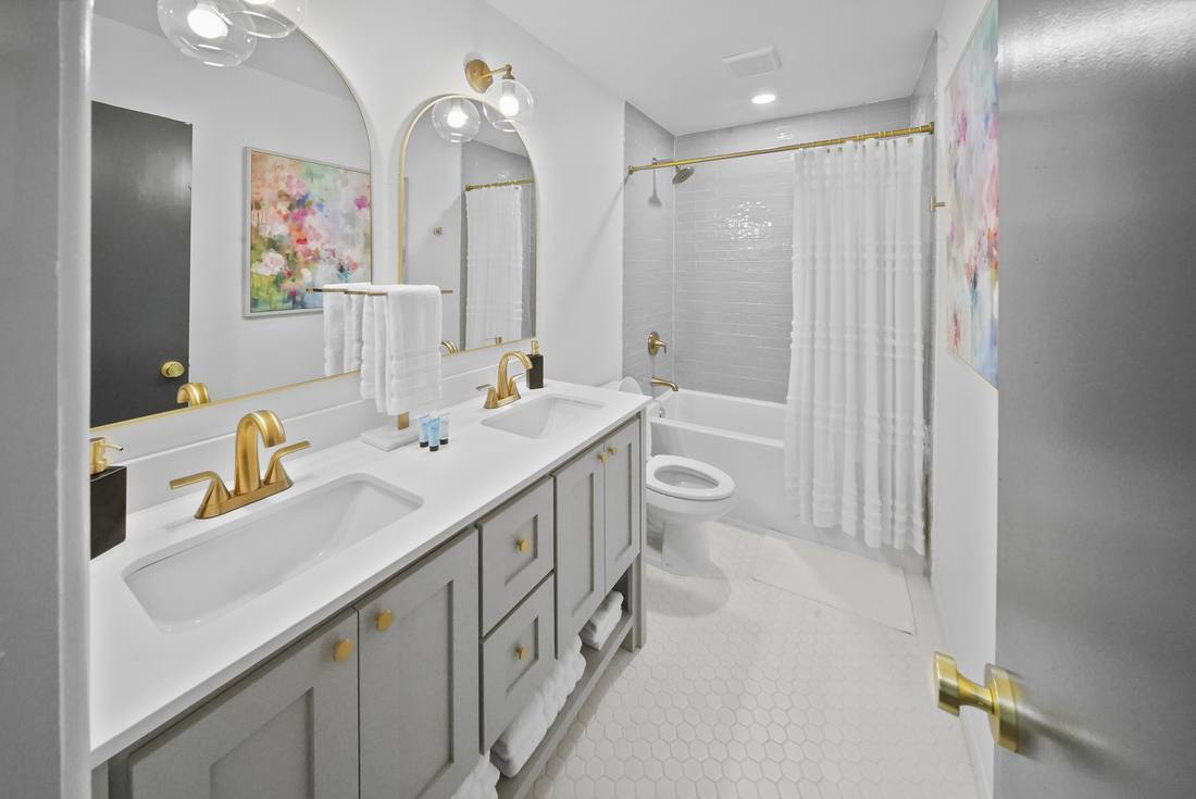 1212 Cadell bath after renovation