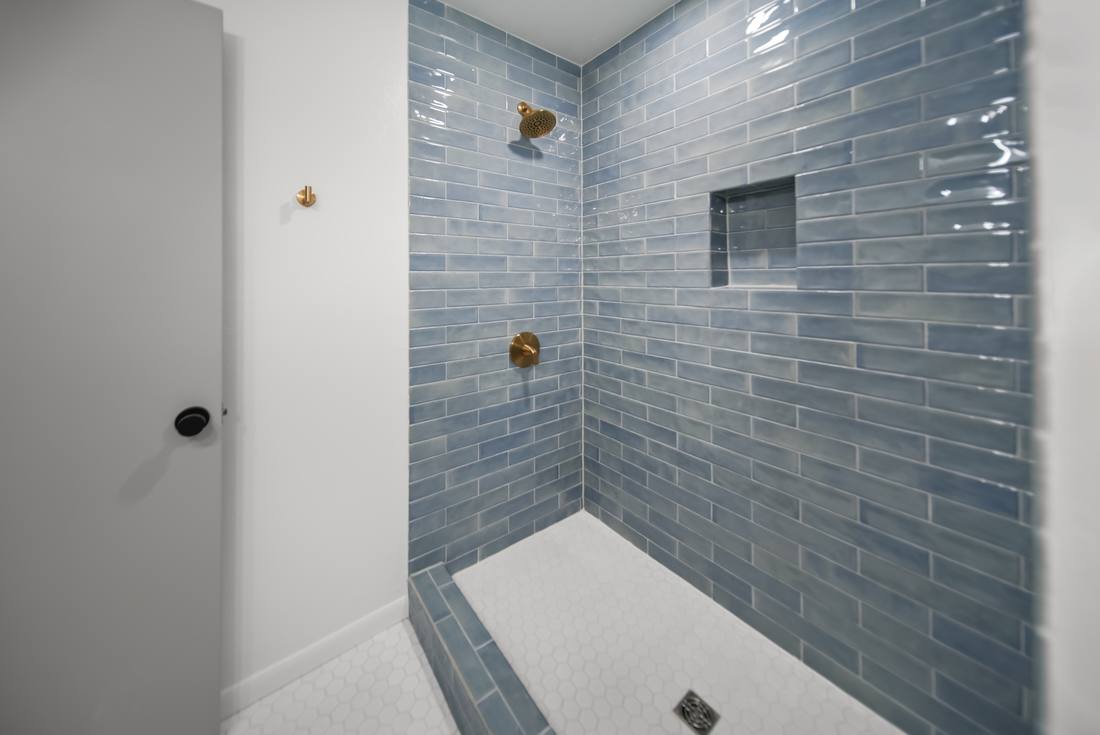 1613 Franklin shower