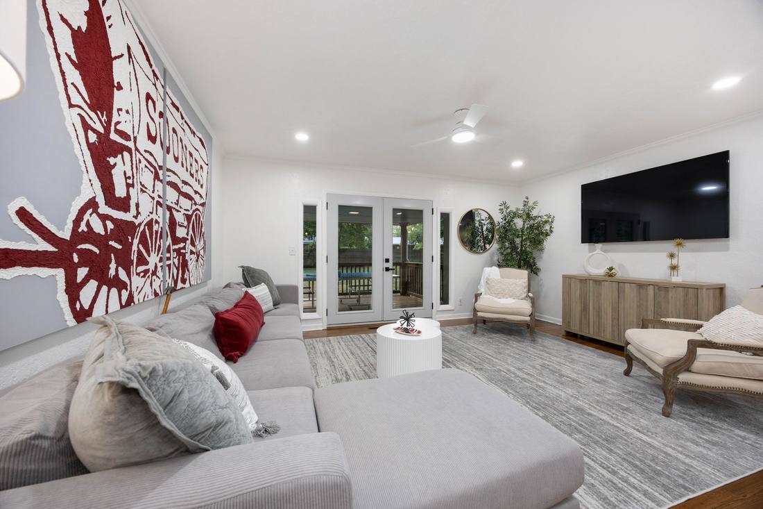 1619 Franklin living