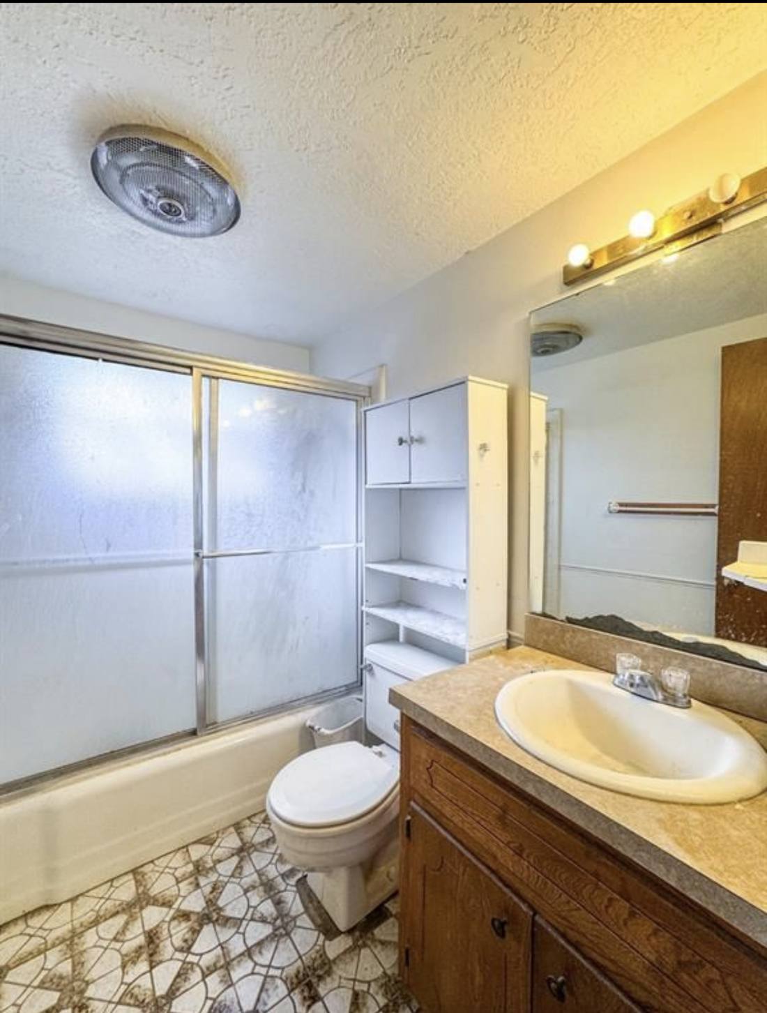810 Hardin bath before renovation